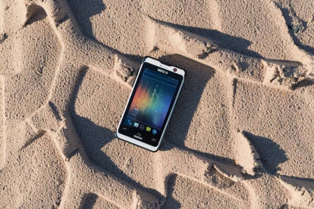 Nautiz X1 rugged Smartphone auf Sand