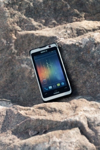Nautiz X1 rugged Smartphone vor Steinmauer