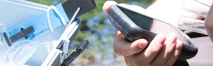 Garmin Monterra in der Hand haltend