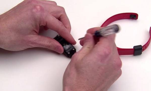 ffnen der Vivofit Batterieabdeckung mit einem Kreuz-Schraubenzieher
