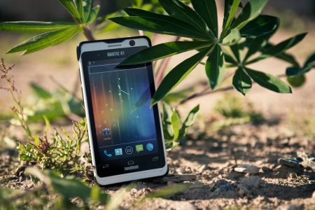 Nautiz X1 rugged Smartphone im Gruenen
