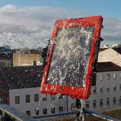 Abbildung wie das aiShell Pro mit Wasser besprht wird.