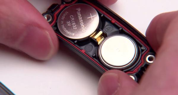 Einlegen der neuen Batterien Legen Sie die neuen Batterien in das Batteriefach