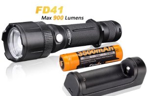 Fenix FD41 - Fokussierbare LED Taschenlampe mit 900 Lumen inkl. 3500 mAh Akku, ARE-X1 Ladegerät