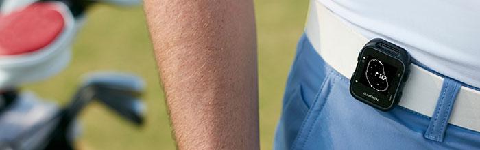 Abbildung 
Garmin Approach G10 getragen am Grtel beim Golfspiel