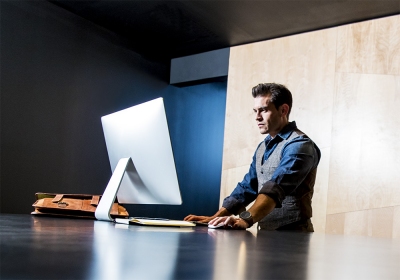Mann mit der Garmin fenix 5 am Computer