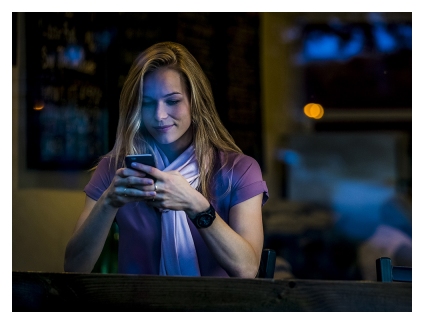 Frau mit der Garmin fenix 5 am Smartphone