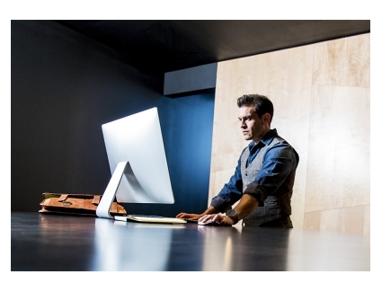 Mann mit der Garmin fenix 5X am Computer