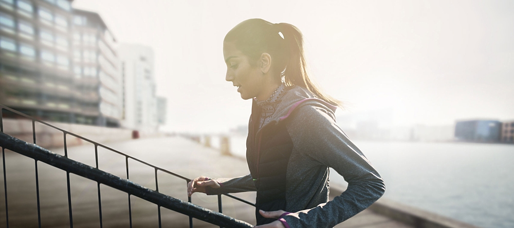 Frau beim Laufen mit einem Fitness Tracker von Garmin