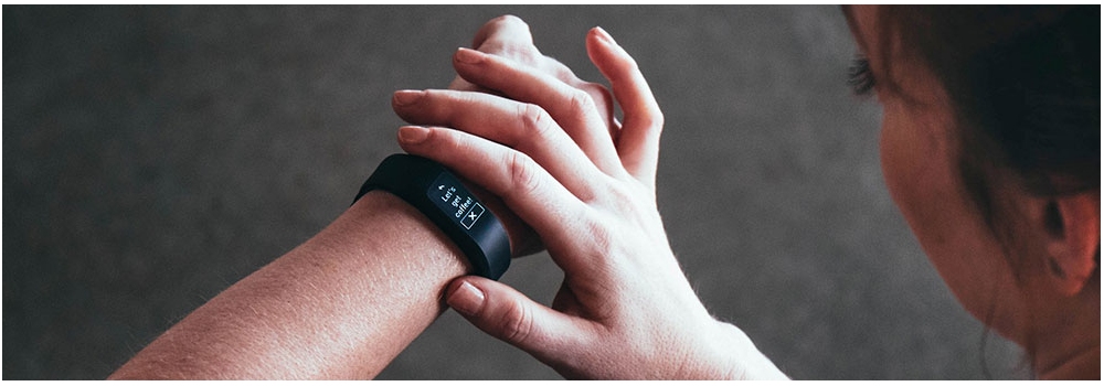 vivosmart 3 - Smart Notifications Anzeige Frau mit vivosmart 3 und Smart Notifications Anzeige