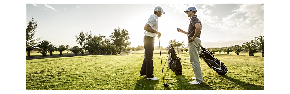 zwei Männer beim Golfspielen