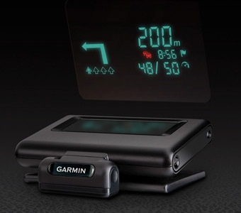 Garmin HUD im Einsatz Garmin HUD mit Abbiegeanzeige auf der Windschutzscheibe
