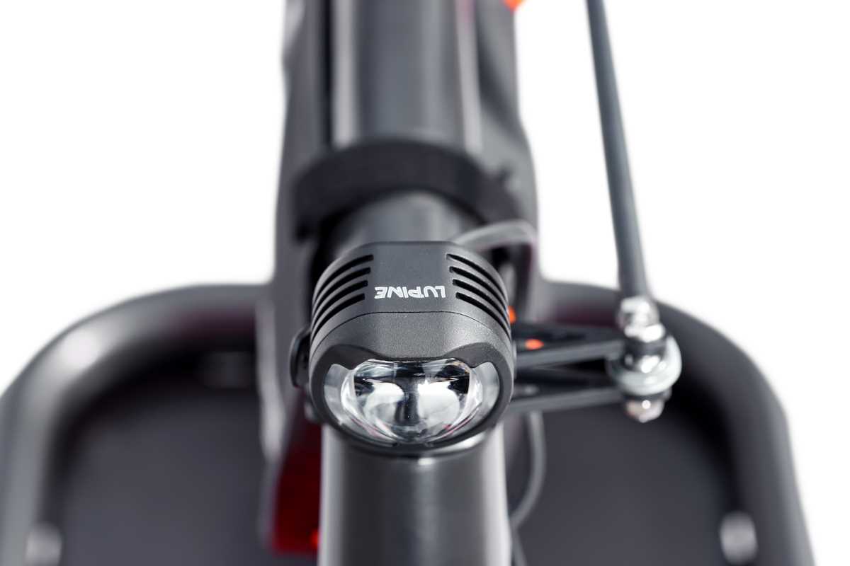 Produktbild von Lupine SL F Classic für E-Bikes mit Shimano Motor, E-Bike Beleuchtung mit 1300 Lumen Fernlicht, Montag an Gabelkrone + kabelgebundene Fernbedienung (Länge 67cm)