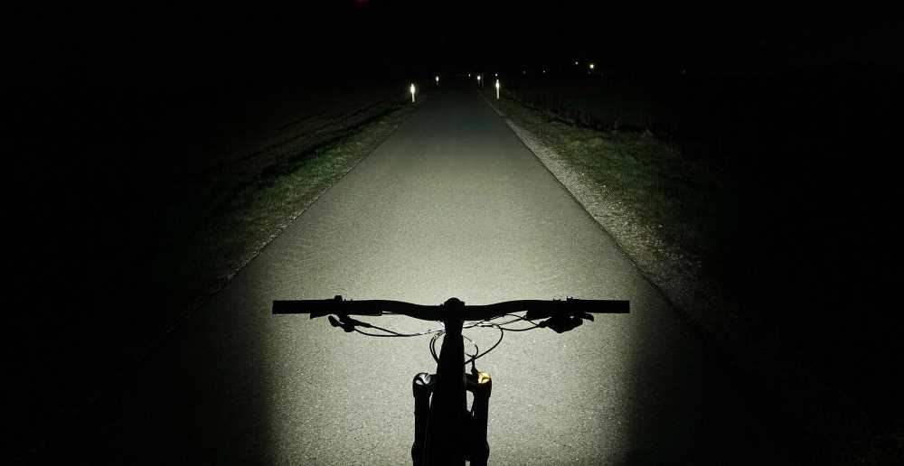 Lupine SL Nano Fernlicht auf Feldweg
