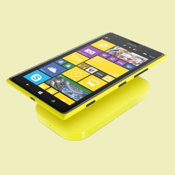 Nokia Ladestation DC-50 mit Lumia Smartphone beim Laden