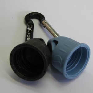 Produktbild von BlueDesert Cap2Go schwarz/blau - Flaschenhalter mit Karabiner