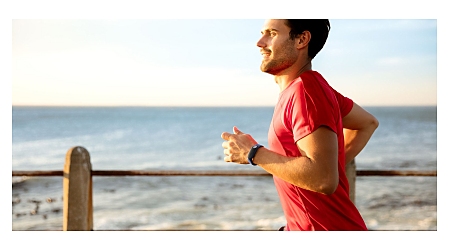 Mann beim Laufen mit dem TomTom Cardio Fitness Tracker